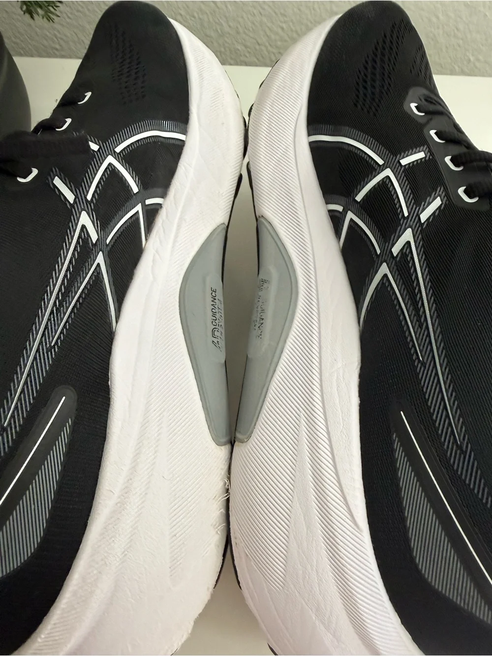 Asics Gel-kayano 31 women size 11 Black and White GEL-Kayano Athletic Shoes
